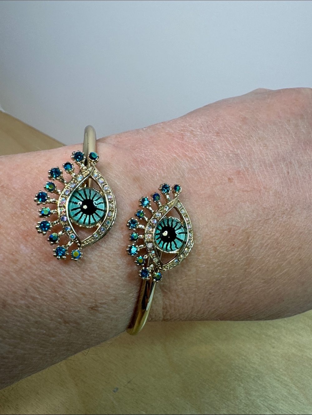 Betsey Johnson evil eye 🧿 hinged goldtone hinged bangle w/embellished evil eyes